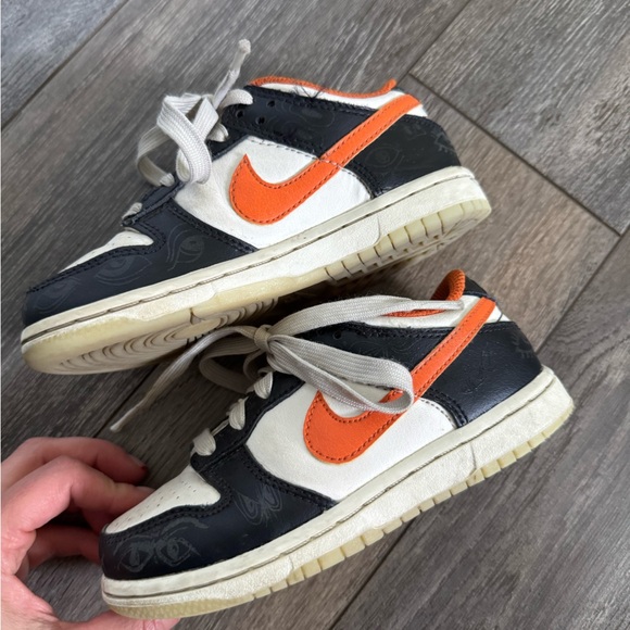 Nike Black and Orange Sneakers Classic Athletic Design - Picture 4 of 7